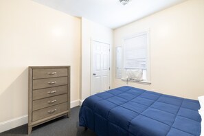 3 dormitoris, escriptori, planxa i posts de planxar i wifi gratuïta 