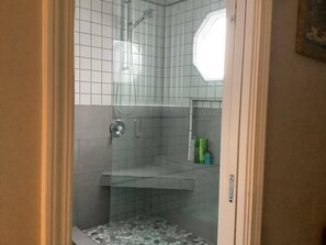 Badewanne, Haartrockner, Handtücher, Seife