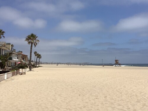 The Art Home. Steps to the Sand in Newport Beach