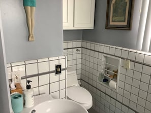 Baignoire, séchoir à cheveux, serviettes fournies, savon