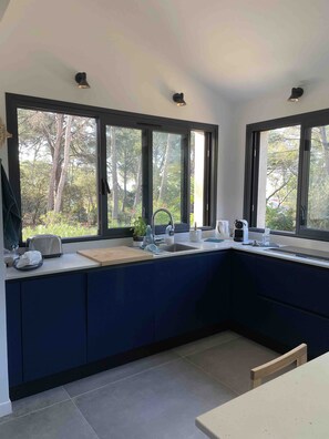 Een koelkast, een microgolfoven, een oven, een kookplaat