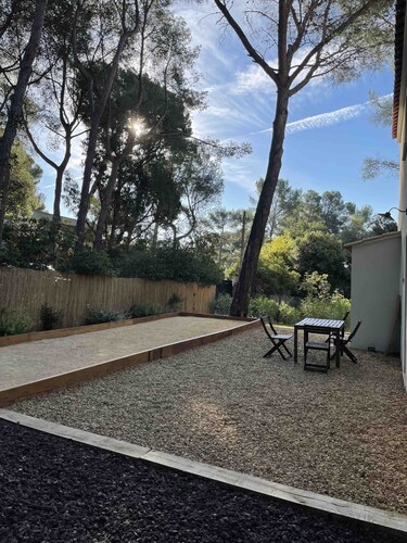 Large family home in a pine forest 2 minutes' walk from La Verne beach