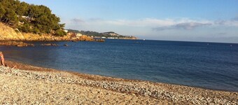 Large family home in a pine forest 2 minutes' walk from La Verne beach