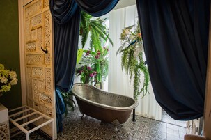 Deluxe Room, 1 Queen Bed, Non Smoking | Bathroom | Shower, eco-friendly toiletries, hair dryer, towels