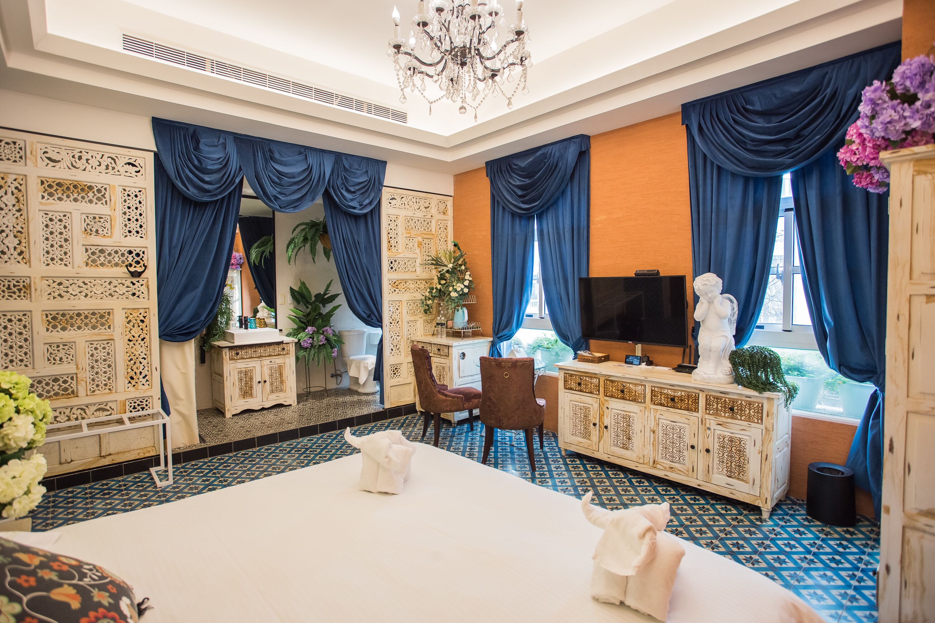 Deluxe Room, 1 Queen Bed, Non Smoking | Premium bedding, down comforters, memory foam beds, minibar