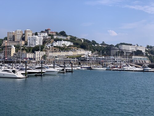 Luxury 3 bed apartment a few minutes walk from beach, harbour and town!