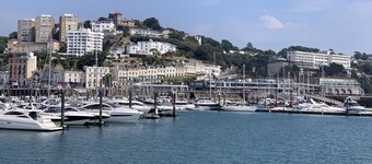 Luxury 3 bed apartment a few minutes walk from beach, harbour and town!