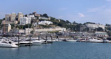 Luxury 3 bed apartment a few minutes walk from beach, harbour and town!