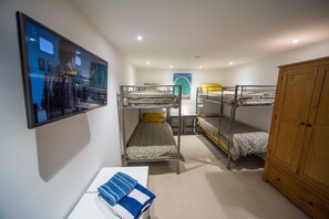 3 habitaciones, tabla de planchar con plancha y cuna de viaje