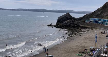 Luxury 3 bed apartment a few minutes walk from beach, harbour and town!