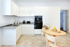 Refrigerador, microondas, horno y lavavajillas 