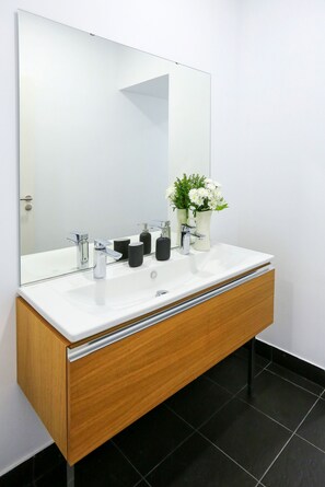 Shower, hair dryer, towels - Coast Guard Apartment (Faro)