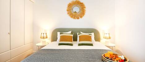 Tabla de planchar con plancha, wifi gratis y ropa de cama