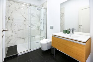 Shower, hair dryer, towels - Endless Summer Apartment (Faro)