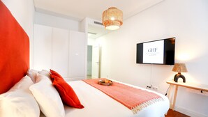 Ett hotellrum med en säng, en tv och en tv som är monterad på väggen.