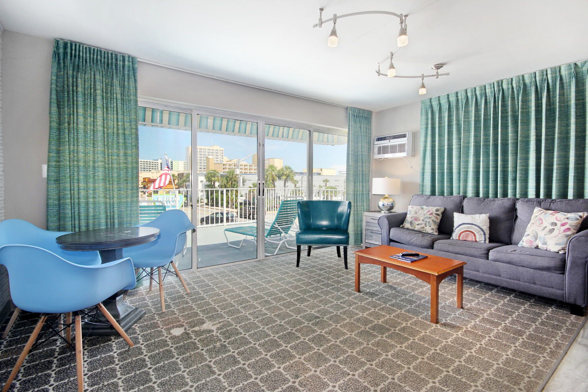 Chic 2BR Executive Suite: Prime Waikiki Location 200