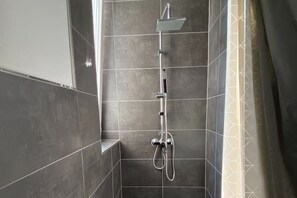 Dusche, Haartrockner, Handtücher, Toilettenpapier