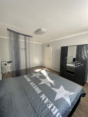 2 bedrooms, desk, free WiFi, bed sheets - ☆STAYWELL: XXL for 7 I Parking lot I Kitchen I Netflix (Paderborn)