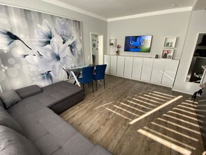 Smart TV - ☆STAYWELL: XXL for 7 I Parking lot I Kitchen I Netflix (Paderborn)