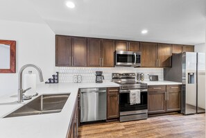 Refrigerador, microondas, horno y parrilla de estufa 