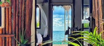 Beautiful cottage in front of the sea. Tulum.