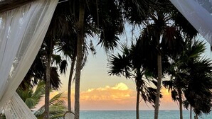 A hammock on a sandy beach with a view of the ocean and palm trees. - Beautiful cottage in front of the sea. Tulum. (Tulum)