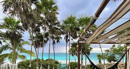 Beautiful cottage in front of the sea. Tulum.