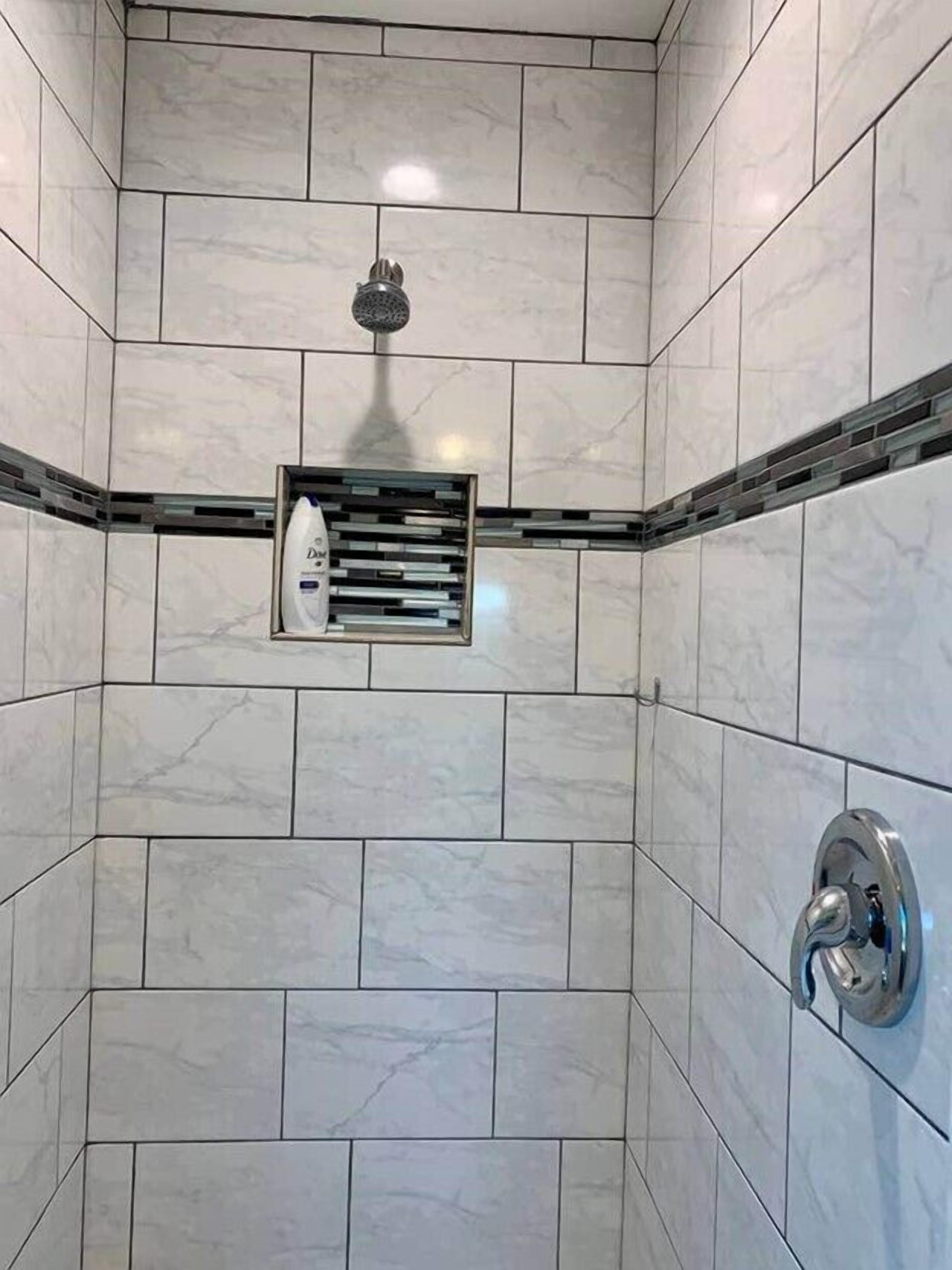 Douche, sèche-cheveux, serviettes fournies