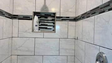 Dusj, hårføner og håndklær