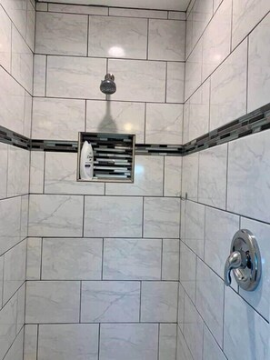 Ducha, secador de pelo, toallas