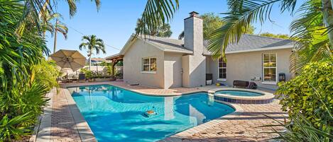 Una piscina al aire libre, una piscina climatizada