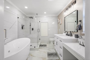 Combined shower/bathtub, hair dryer, towels, soap