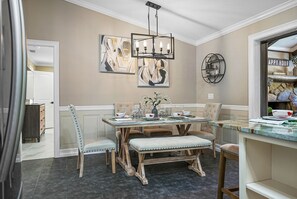 Dining - Serenity Haven: Luxurious Retreat - Pool Heating Avail (Pinellas Park)