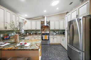 Fridge, microwave, oven, stovetop - Serenity Haven: Luxurious Retreat - Pool Heating Avail (Pinellas Park)