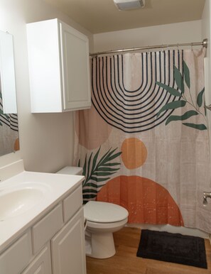 Ensemble douche/baignoire, sèche-cheveux, serviettes fournies, savon