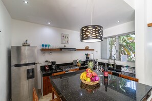 Een koelkast, een magnetron, een oven, een kookplaat