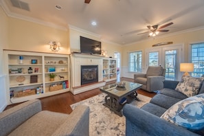 Smart TV, fireplace, books, offices - Waterfront retreat w/pool, dock & fire pit in Urbanna. BRING YOUR BOAT! (Urbanna)