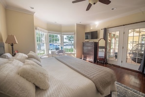 3 bedrooms, desk, iron/ironing board, free WiFi - Waterfront retreat w/pool, dock & fire pit in Urbanna. BRING YOUR BOAT! (Urbanna)