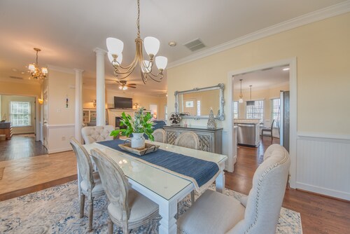 Waterfront retreat w/pool, dock & fire pit in Urbanna. BRING YOUR BOAT!