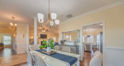 Waterfront retreat w/pool, dock & fire pit in Urbanna. BRING YOUR BOAT!