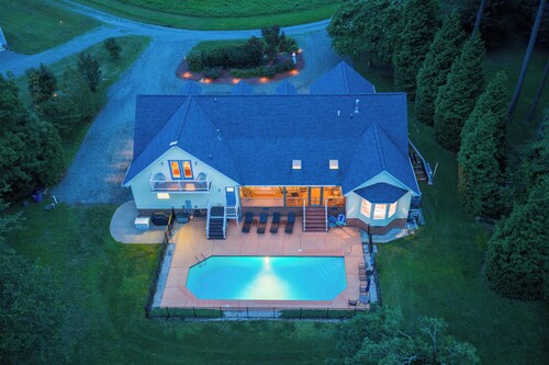 Waterfront retreat w/pool, dock & fire pit in Urbanna. BRING YOUR BOAT!
