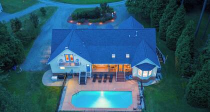 Waterfront retreat w/pool, dock & fire pit in Urbanna. BRING YOUR BOAT!