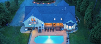 Waterfront retreat w/pool, dock & fire pit in Urbanna. BRING YOUR BOAT!