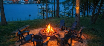 Waterfront retreat w/pool, dock & fire pit in Urbanna. BRING YOUR BOAT!