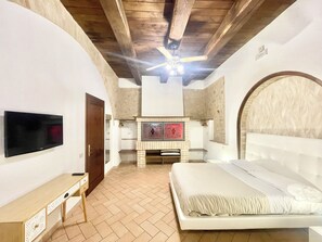5 bedrooms, iron/ironing board, free WiFi, bed sheets