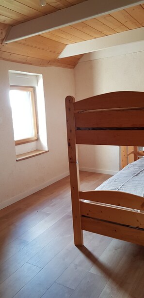 2 Schlafzimmer, Bügeleisen/Bügelbrett, kostenloses WLAN