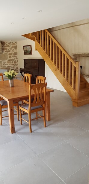 Dining - Fermette Traditionnelle à Proximité du Bord de mer (Plouguerneau)