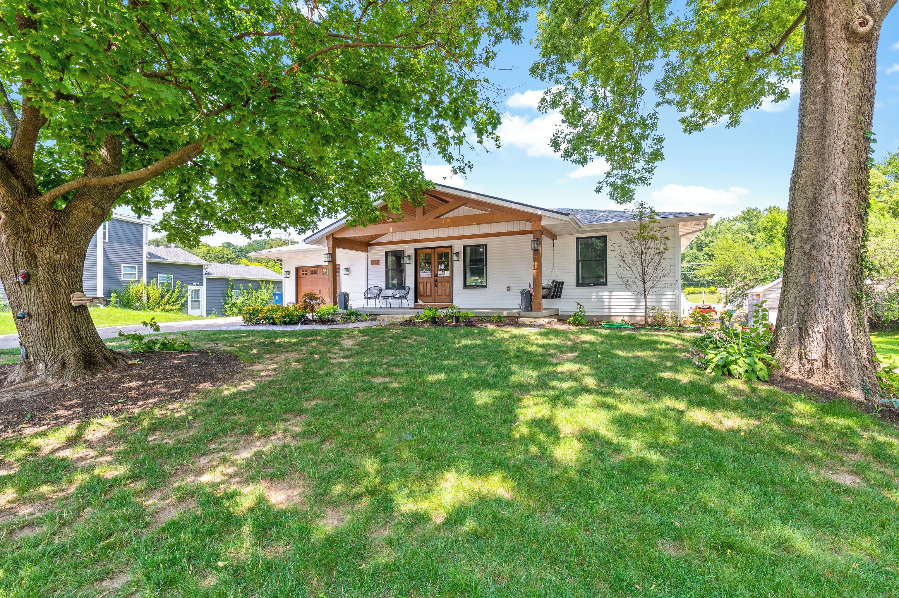 CHARMING GETAWAY JUST 1 BLOCK FROM DOWNTOWN LECLAIRE IOWA