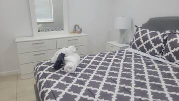 1 soverom, strykejern/-brett, wi-fi (inkludert) og sengetøy