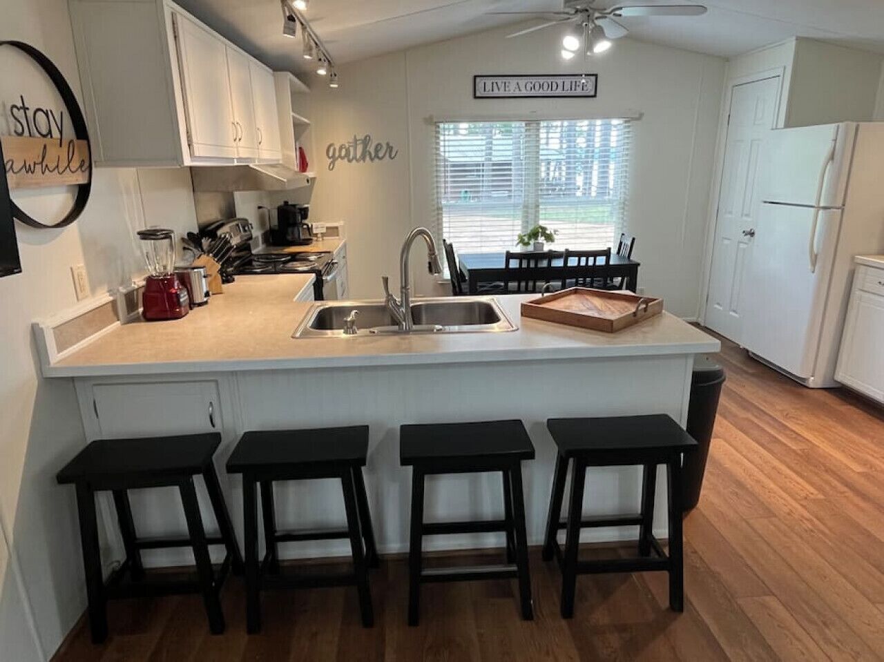 Kylskåp, mikrovågsugn, ugn och spishäll